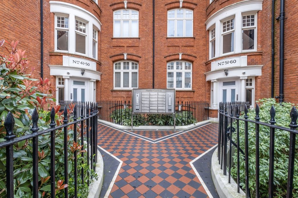 Property photo 1 of 12 48-Hamlet-Gardens...