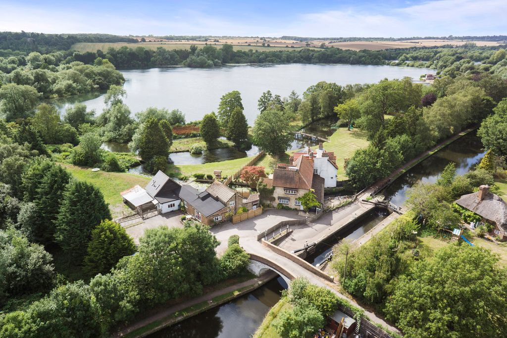 Property photo 1 of 17 Jack’S Mill Place, Park Lane, Harefield, Uxbridge, Middlesex, Ub9 6Hl