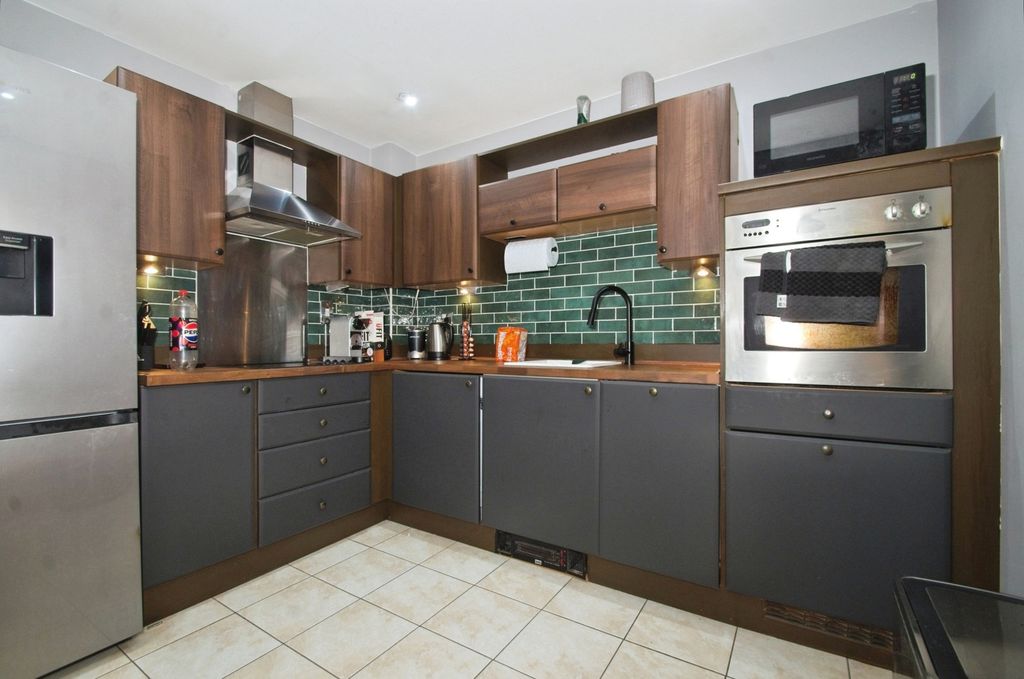 Property photo 3 of 18 Kitchen