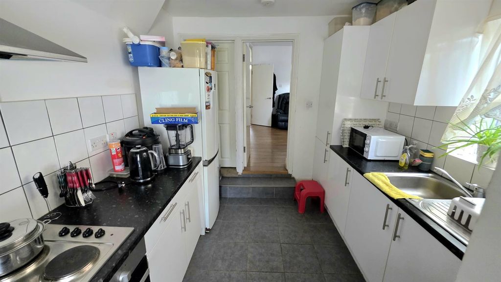 Property photo 3 of 17 Kitchen