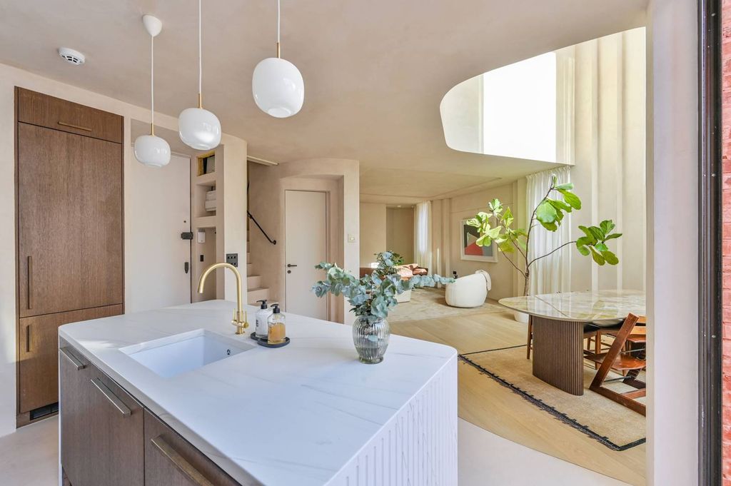 Property photo 3 of 32