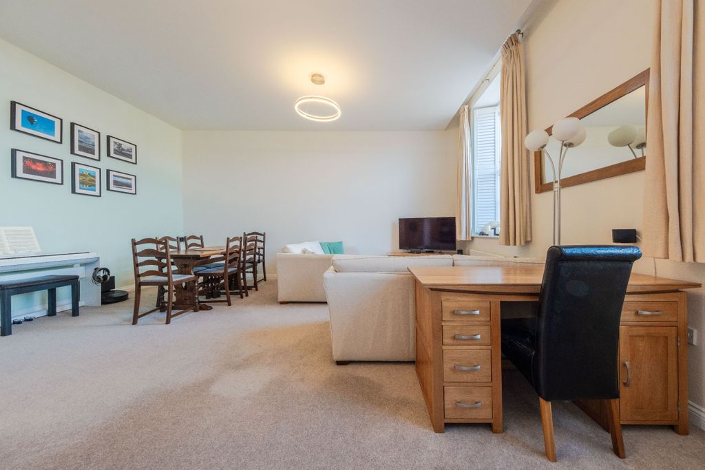 Property photo 2 of 21