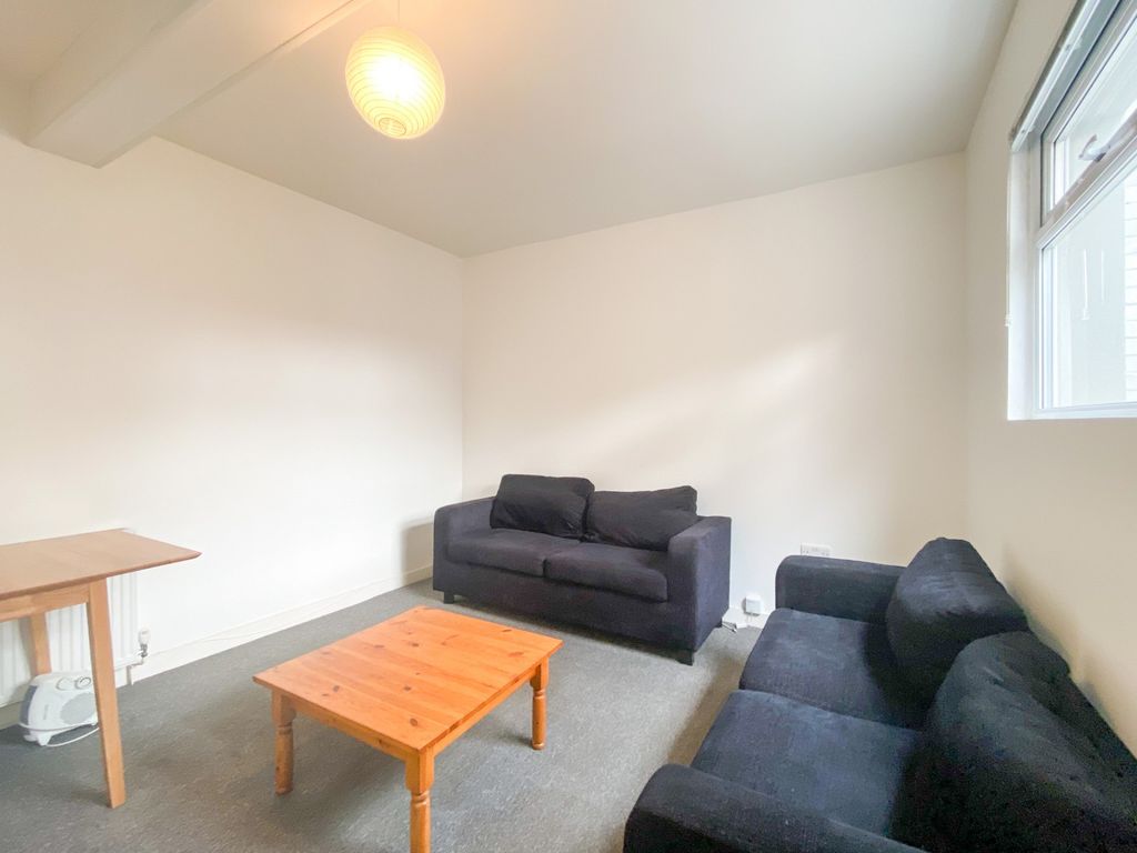 Property photo 1 of 20 A Bright And Welcoming Living Room With Two Comfor...