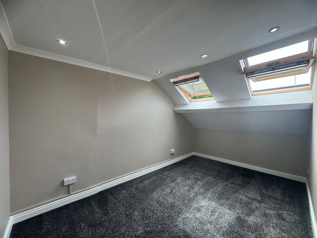Property photo 3 of 7 Bed 1