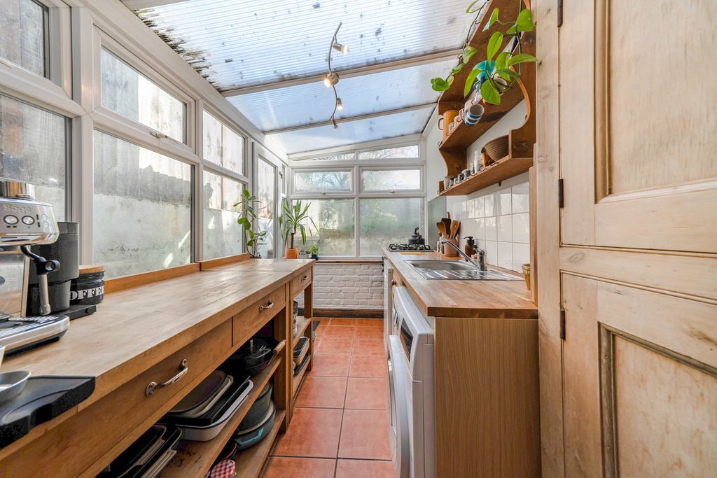 Property photo 3 of 10 Kitchen