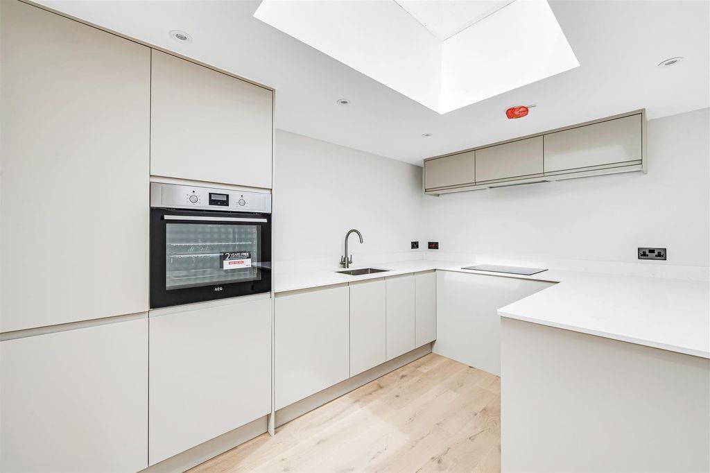 Property photo 2 of 13 Flat 3 - 51 Mill Hill Road-5.Jpg