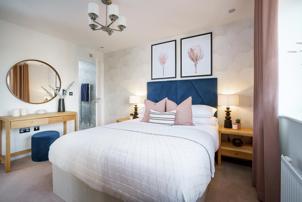 Property photo 1 of 13 King-Size Bedroom With En Suite Shower Room