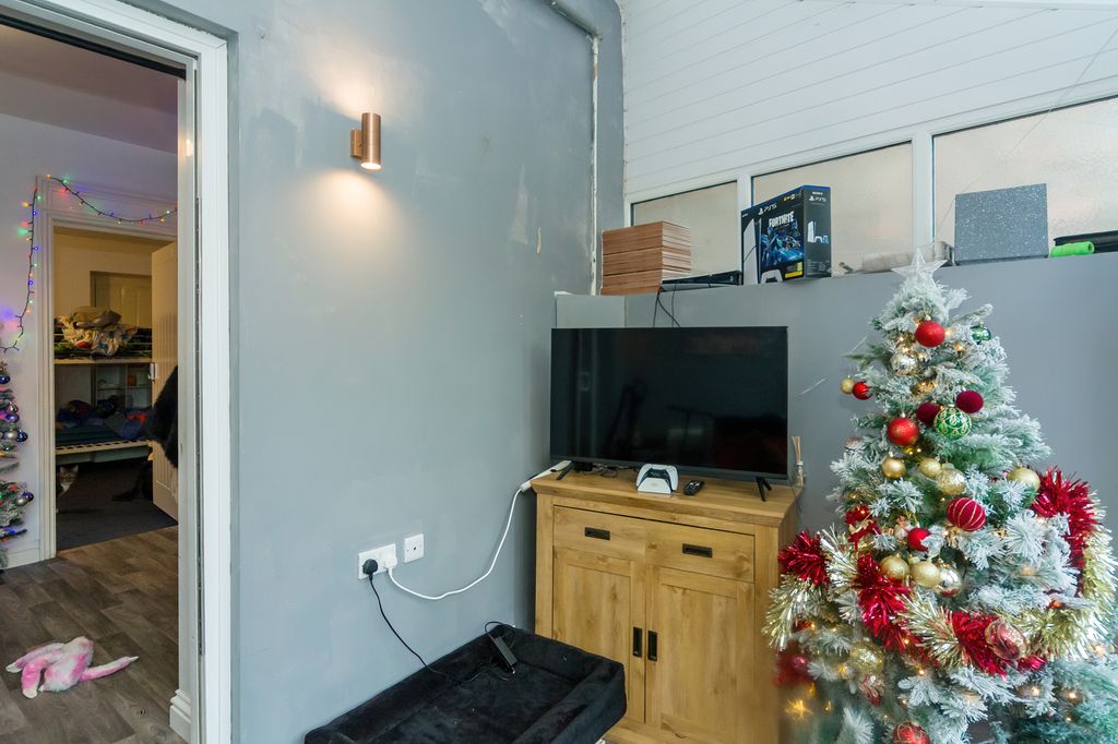 Property photo 2 of 40