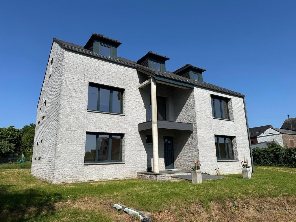 Property photo 1 of 10 Large Family House Of 400 m² · 5 Bedrooms · 10 Min From Namur