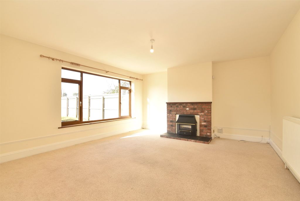 Property photo 2 of 15 Lounge