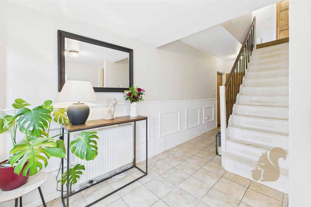 Property photo 2 of 22 Entrance Hall