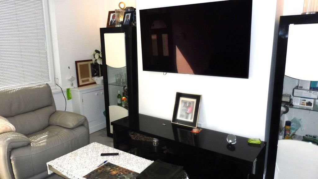 Property photo 3 of 20 Lounge
