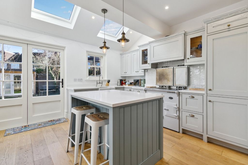 Property photo 3 of 17 Kitchen