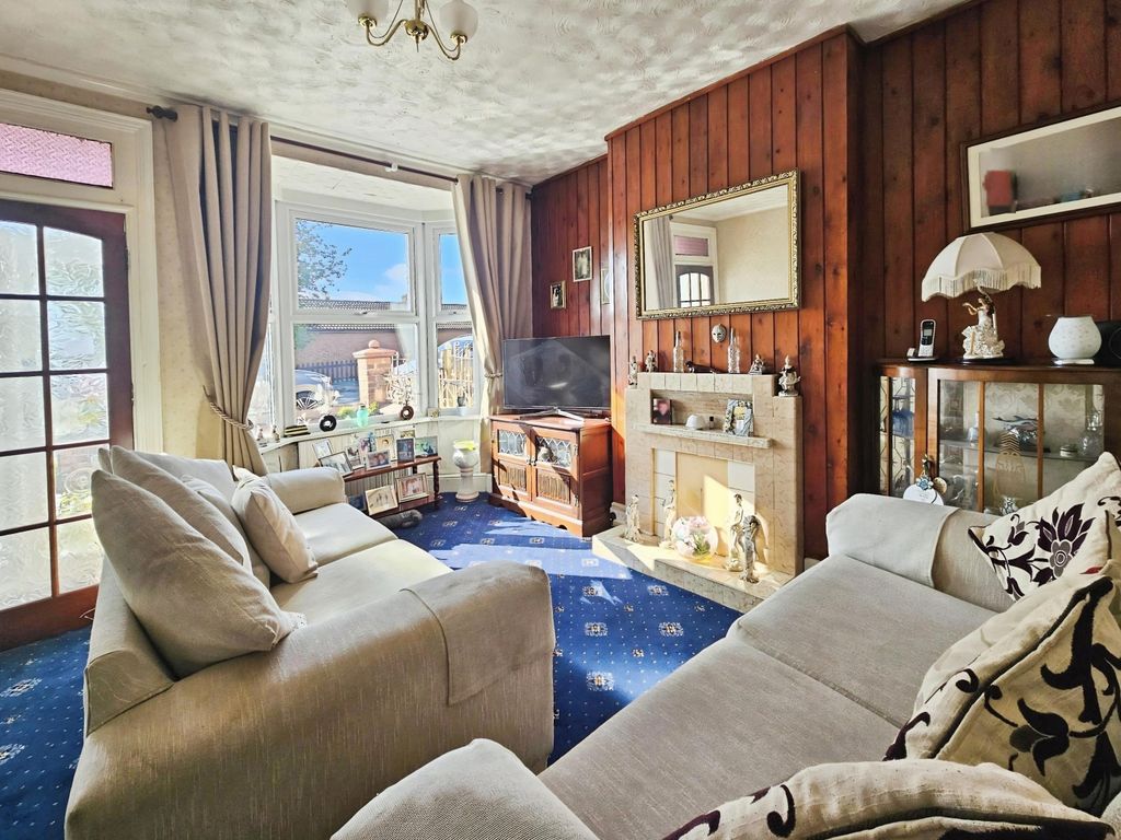 Property photo 2 of 13 Lounge