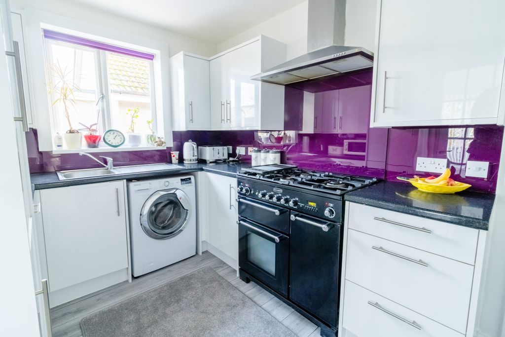 Property photo 3 of 27 Kitchen