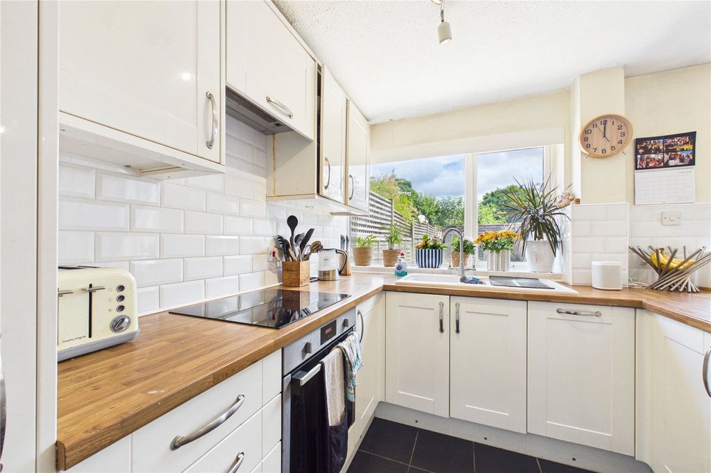 Property photo 2 of 11 Kitchen