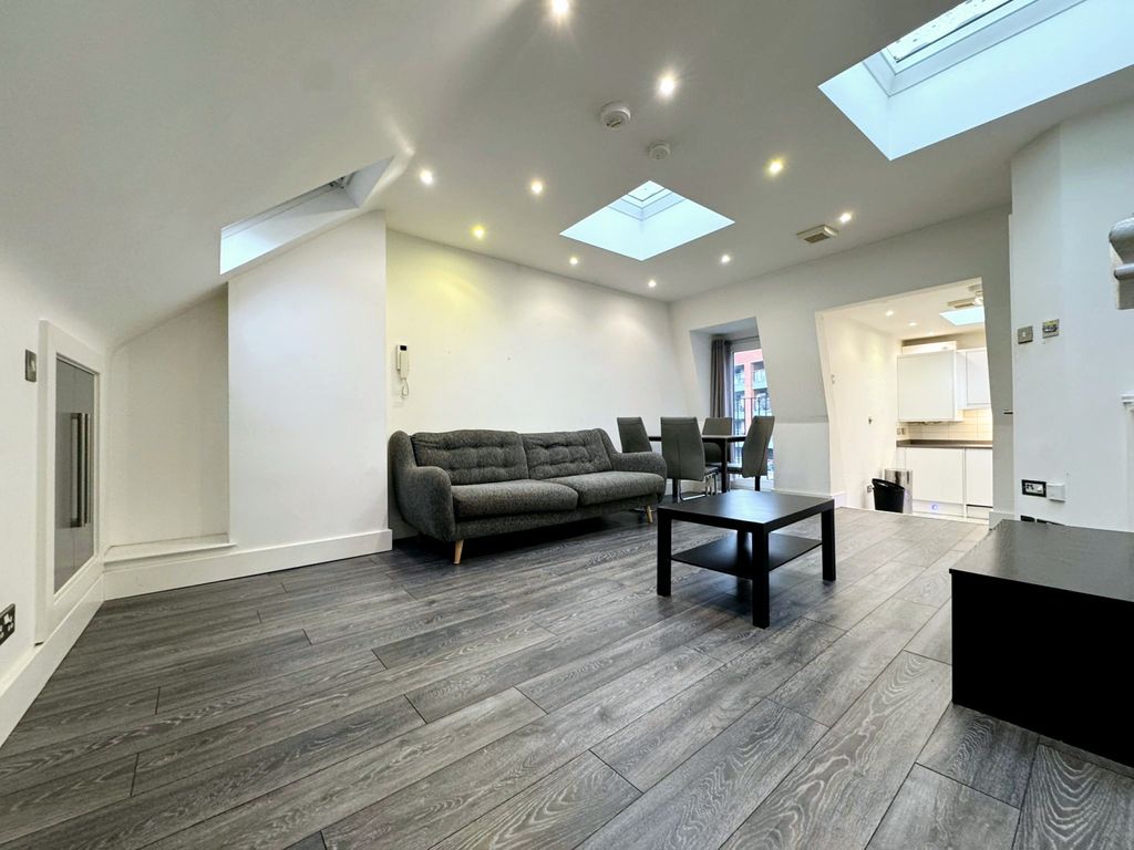 Property photo 1 of 10 A Beautifully Refurbished Three Double Bedroom, Two Bathroom, Split Level Flat With A Large Reception Located Within Minutes Of Brixton And Herne Hill.