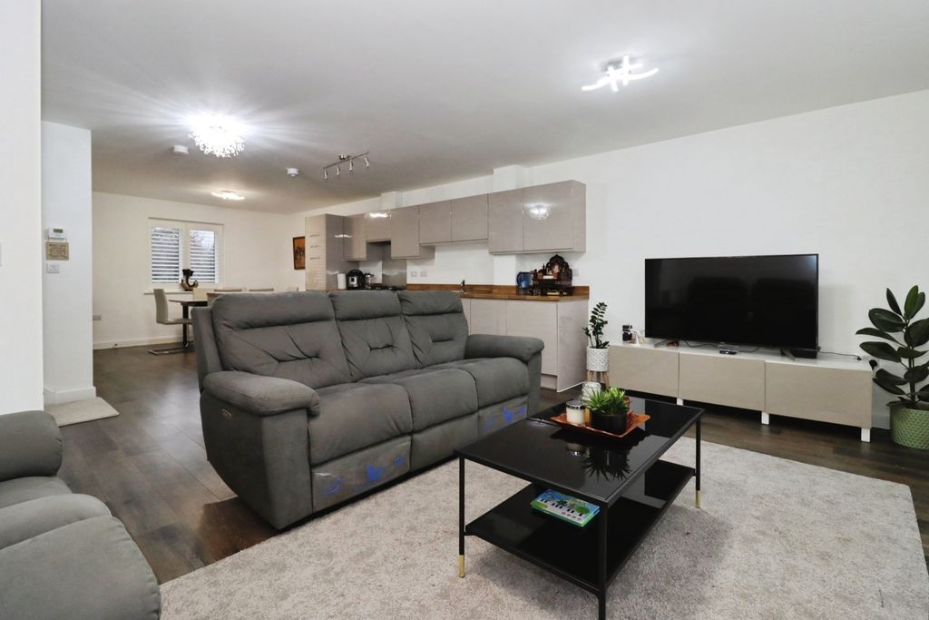 Property photo 3 of 20 Lounge