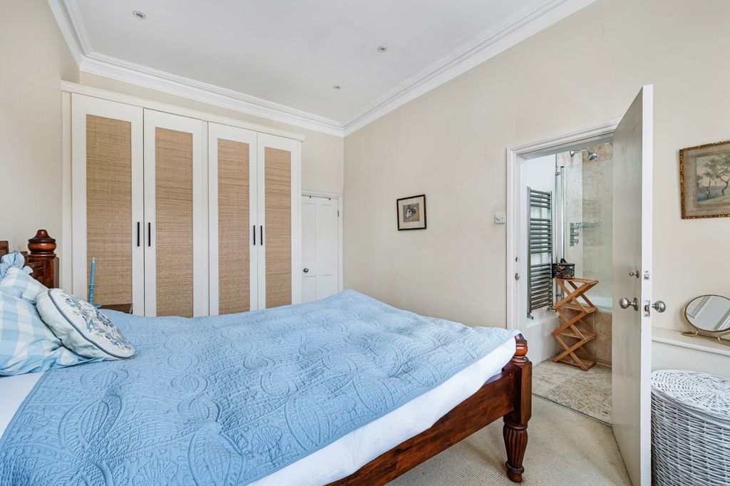 Property photo 2 of 10 997792