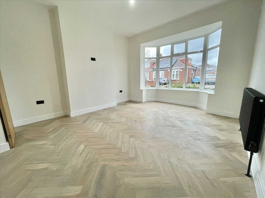 Property photo 3 of 21 Lounge  (Front)