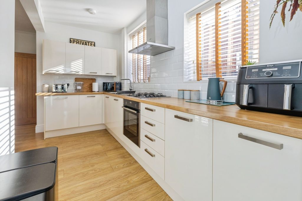 Property photo 3 of 12 Kitchen