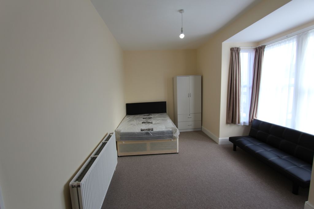 Property photo 1 of 5 1 Bed Flat To Rent Barking Road, East Ham E6