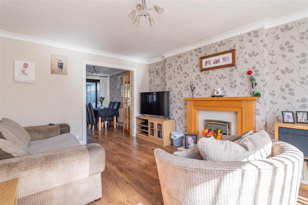 Property photo 2 of 19 Lounge