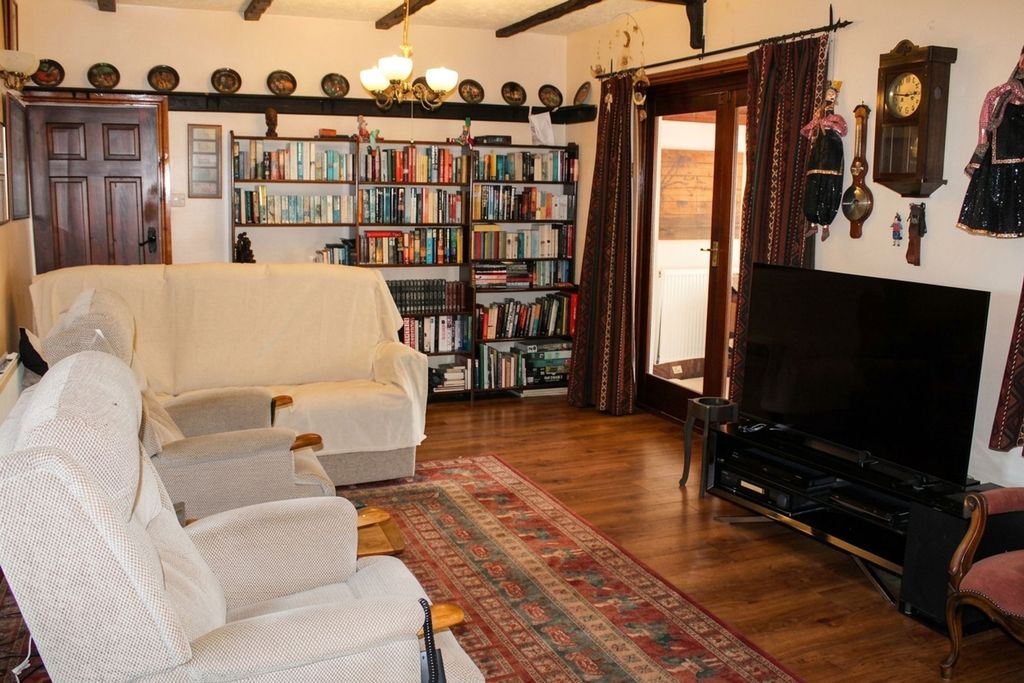Property photo 2 of 18 Lounge