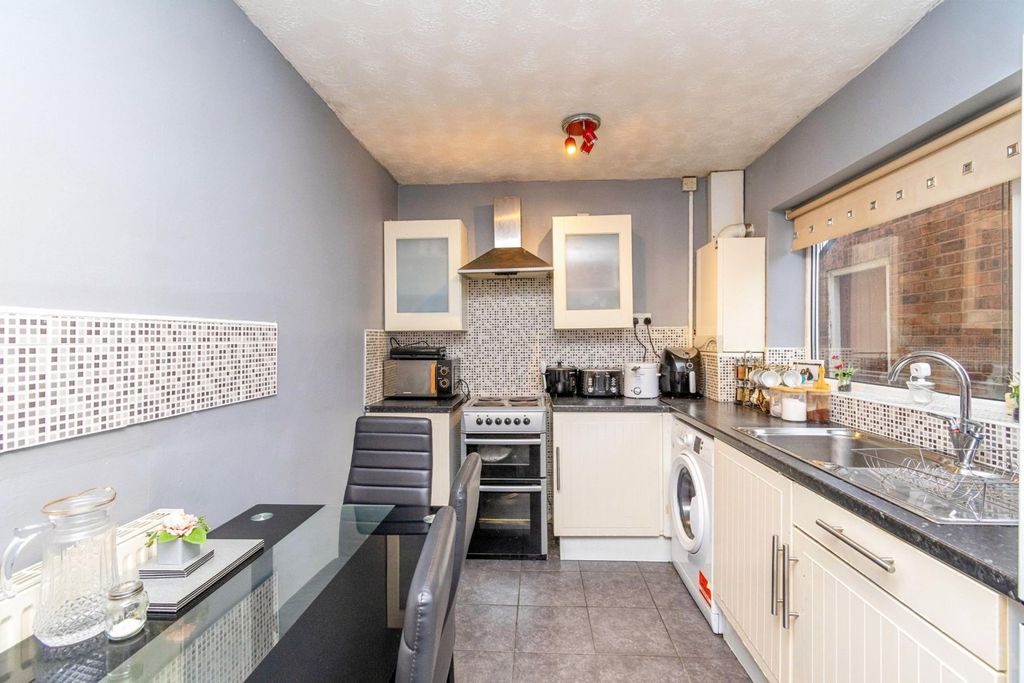 Property photo 3 of 12 Kitchen
