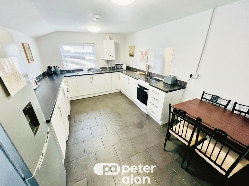 Property photo 2 of 8 Bedroom