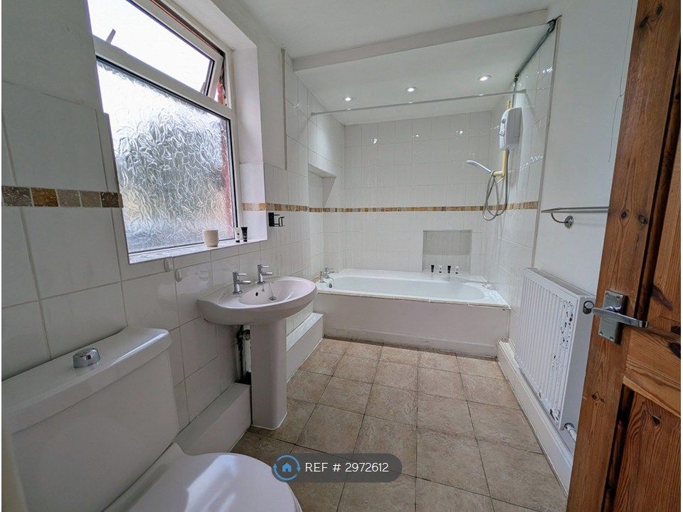 Property photo 3 of 18 Bathroom
