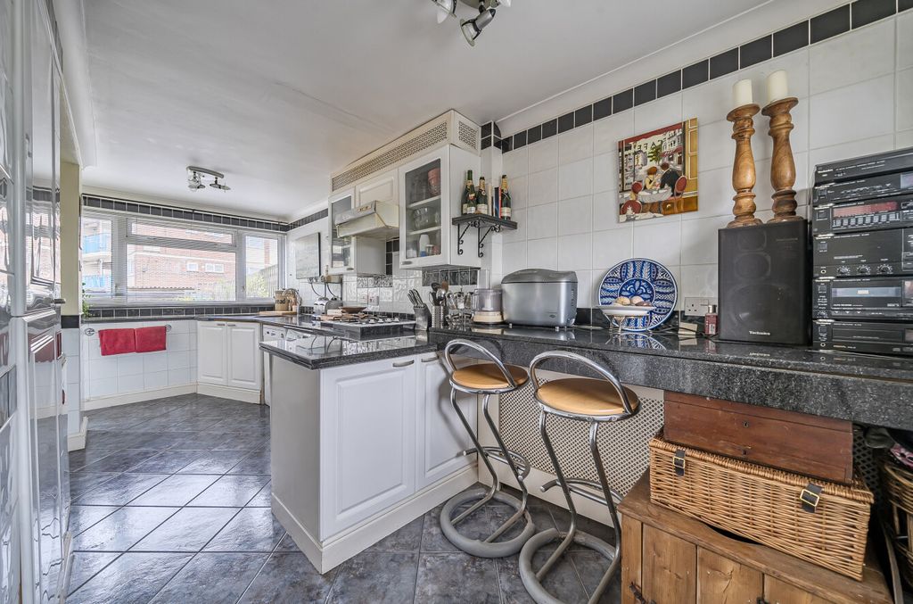 Property photo 3 of 13 1365868-21-68Efad...