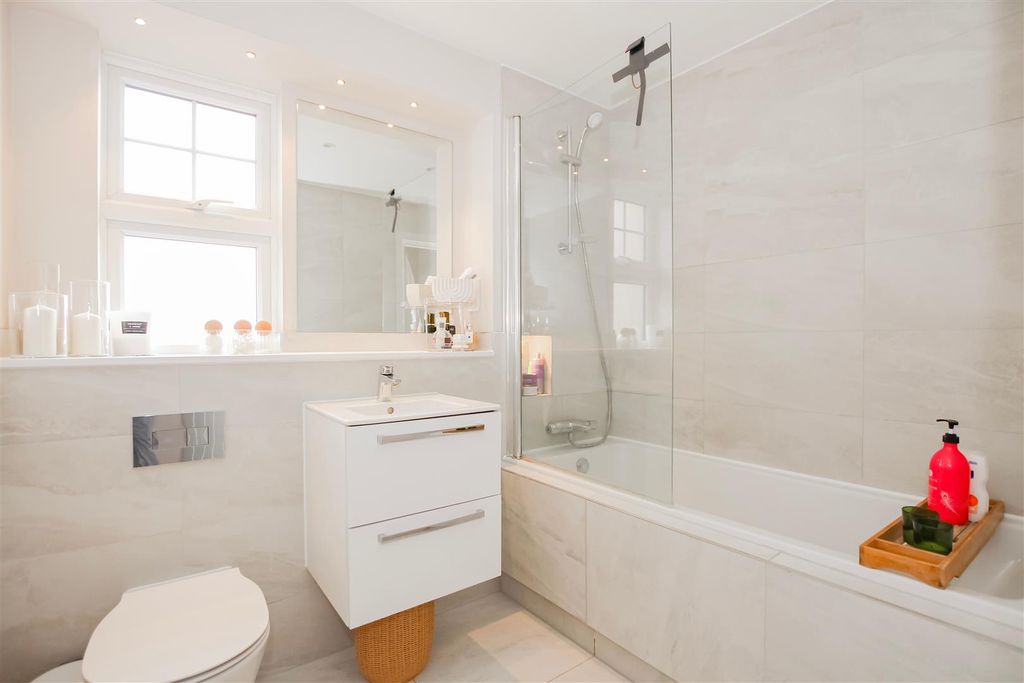 Property photo 2 of 14 Bathroom