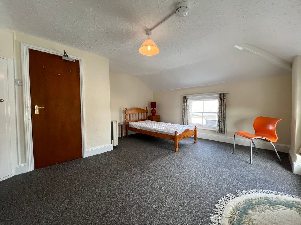 Property photo 1 of 9 Bedroom