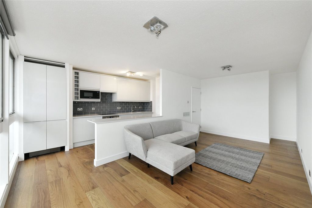 Property photo 1 of 10 Reception/Kitchen