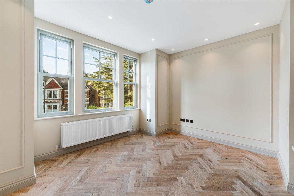 Property photo 2 of 10 F4, 32 Creffield Road (1).Jpg