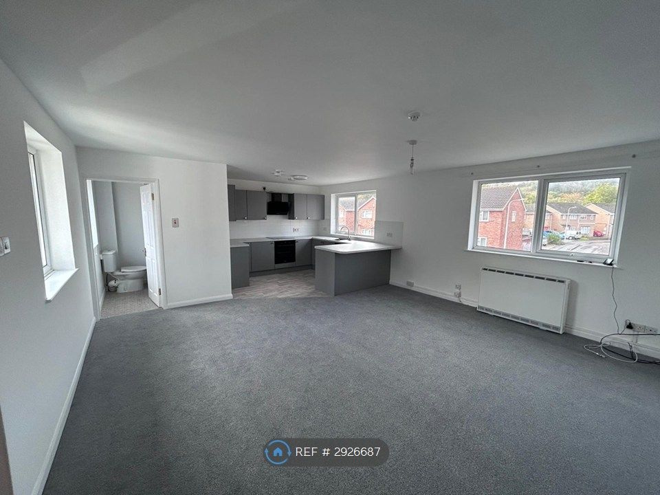 Property photo 1 of 11 Living Room/Kitchen