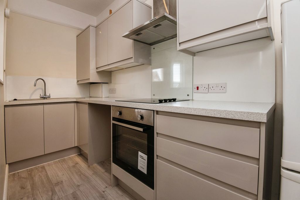 Property photo 3 of 8 Kitchen
