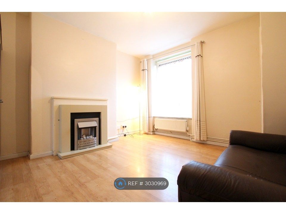 Property photo 1 of 8 Living Room