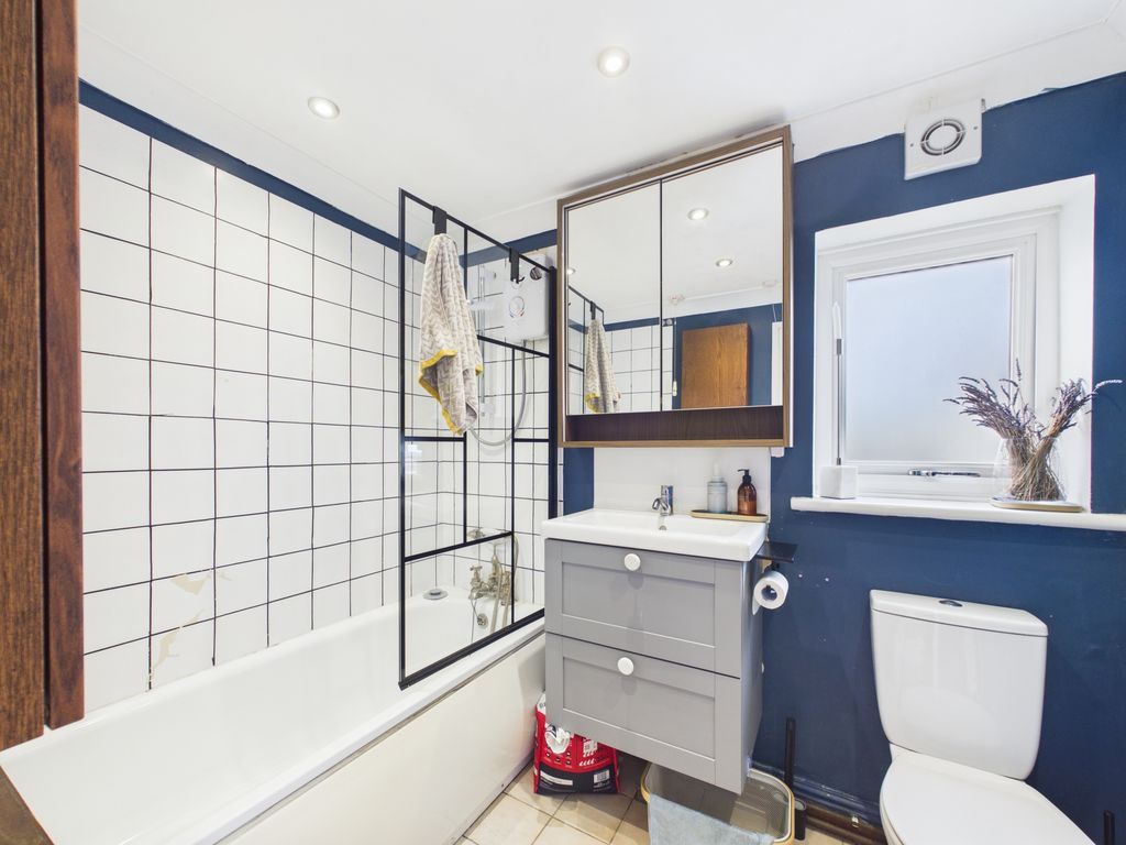 Property photo 3 of 14 Bathroom
