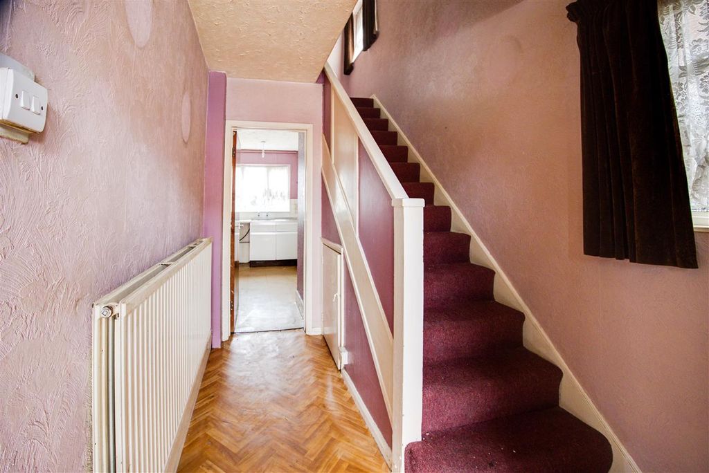 Property photo 3 of 11 Hall