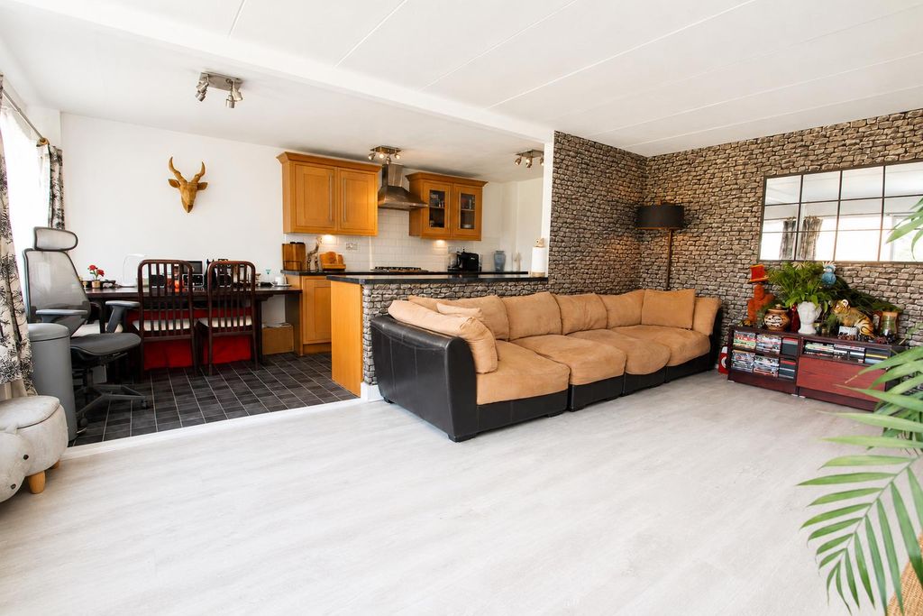 Property photo 1 of 21 Lounge3