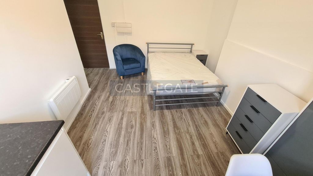 Property photo 2 of 7 Manchester Road, Huddersfield, HD1 3Hj