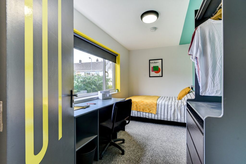 Property photo 2 of 5 Bright, Modern Single Bedroom With A Large Study d...