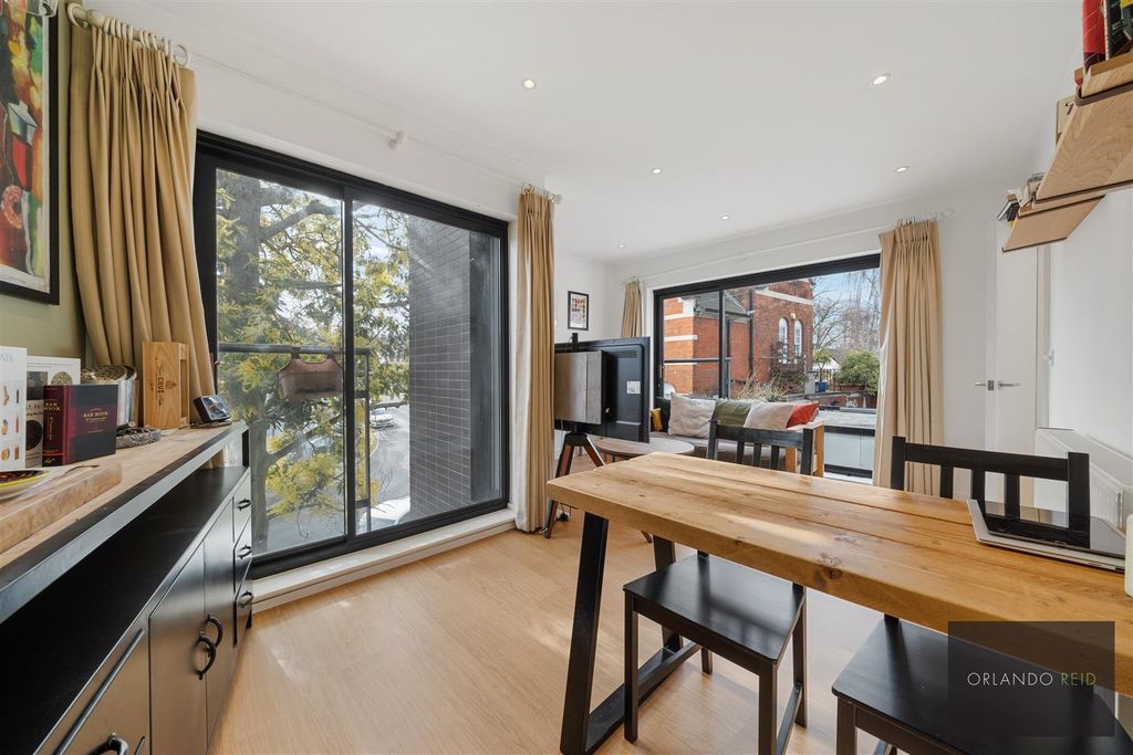 Property photo 3 of 12 Flat 4, 559 Wandsworth Road Sw8 3Jd-3.Jpg