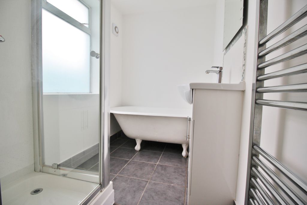 Property photo 3 of 11 Bathroom