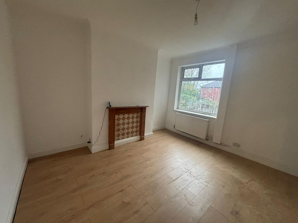 Property photo 2 of 8 Livingroom