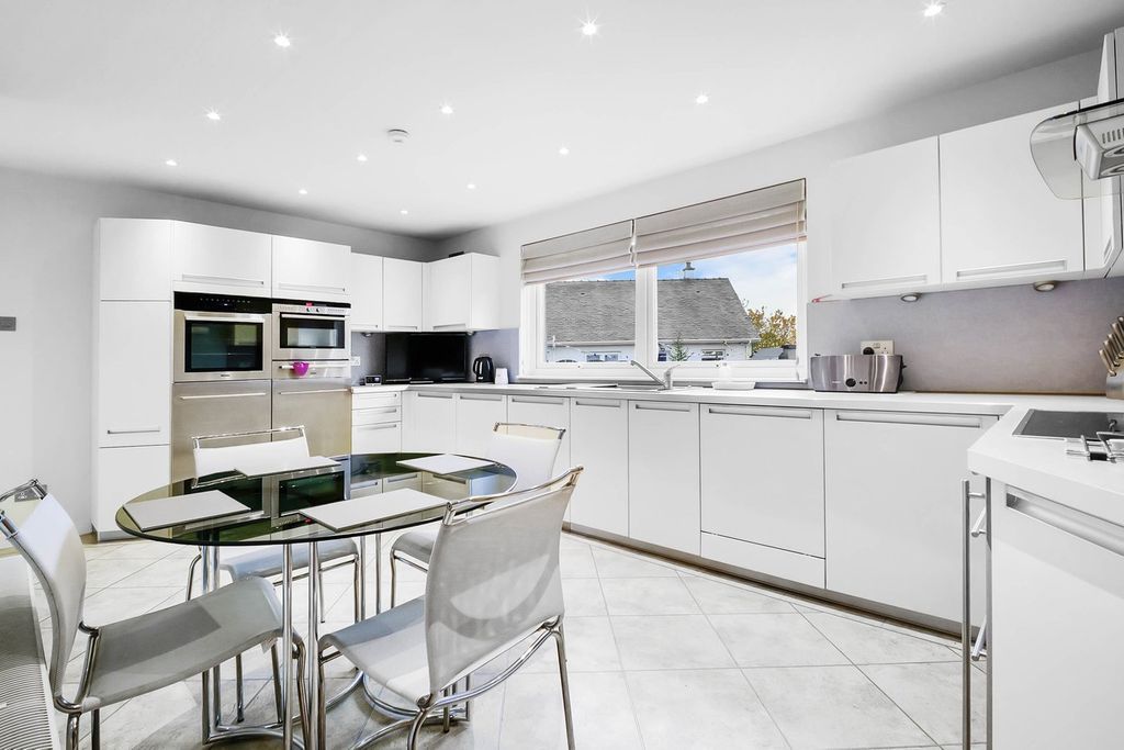 Property photo 2 of 25