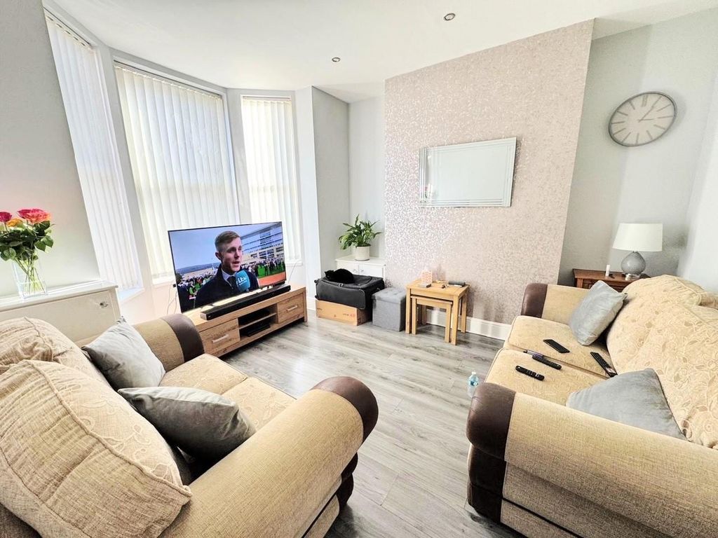 Property photo 2 of 9 Lounge