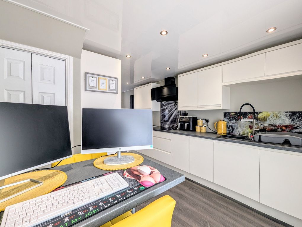 Property photo 3 of 23